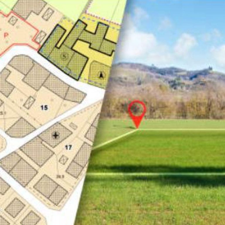 KITAROLL-BATIMENT ACHAT TERRAIN Carte urbanistique côté gauche, paysage verdoyant avec un repère géographique à droite.