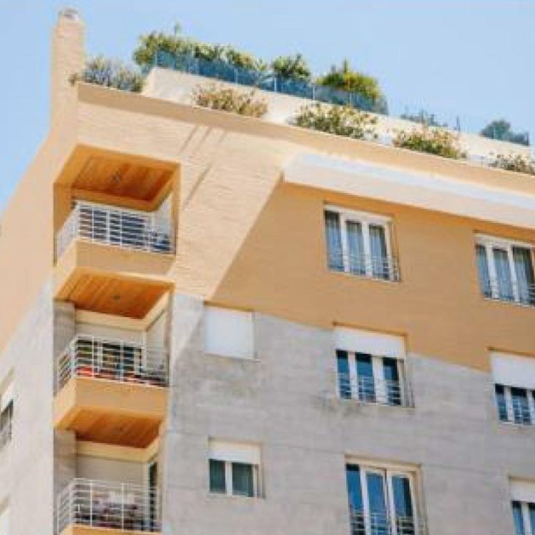 KITAROLL-BATIMENT ACHAT APPARTEMENT Immeuble moderne avec balcons et terrasse végétalisée.